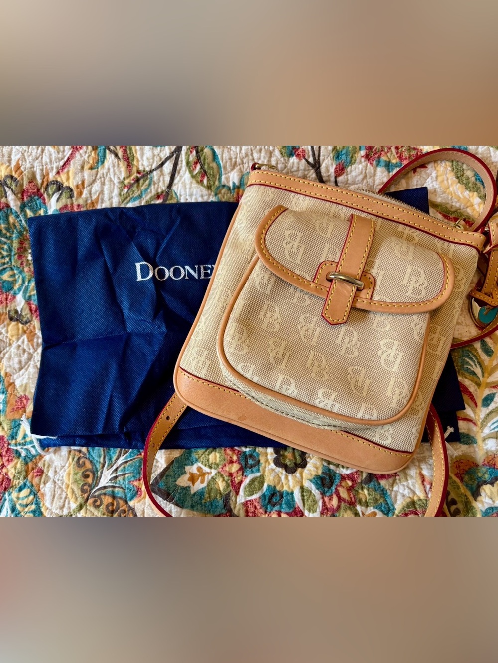 NWOT Dooney & Bourke Beige Tan Signature Crossbody Bag